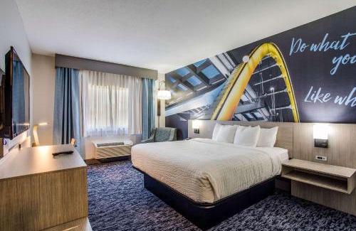 Franklin Hotel | Pet-Friendly Clarion Pointe Franklin with Pool & Breakfast