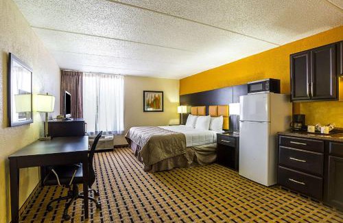 Lake Jackson Hotel | Pet-Friendly Retreat at Clarion Pointe Lake Jackson