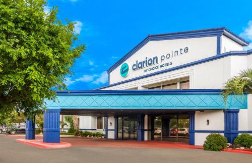 Lake Jackson Hotel | Pet-Friendly Retreat at Clarion Pointe Lake Jackson