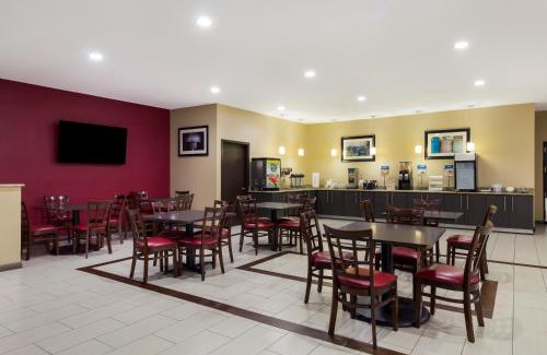 Lake Jackson Hotel | Pet-Friendly Retreat at Clarion Pointe Lake Jackson