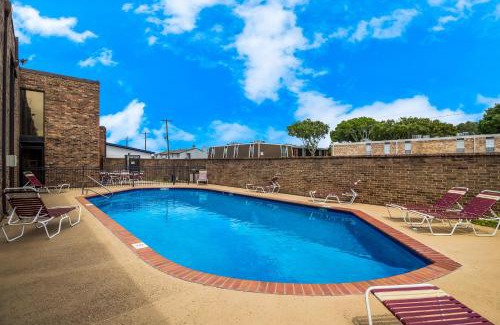 Lake Jackson Hotel | Pet-Friendly Retreat at Clarion Pointe Lake Jackson