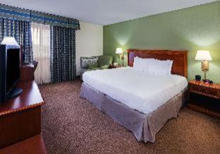 Wheatland Hotel | Pet-Friendly Clarion Pointe OKC Airport with Pool Access