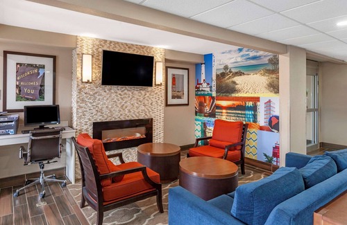 Mount Pleasant Hotel | Enjoy Relaxation at Clarion Pointe Racine - Mount Pleasant