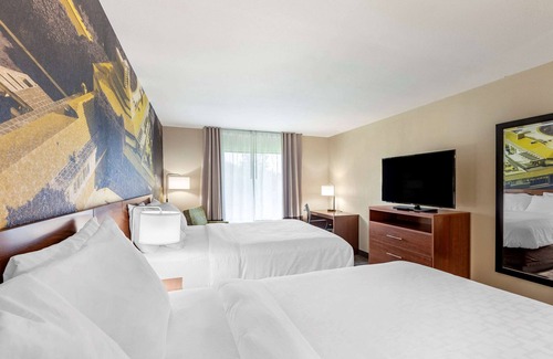 Mount Pleasant Hotel | Enjoy Relaxation at Clarion Pointe Racine - Mount Pleasant