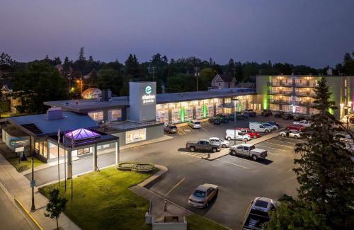Rhinelander Hotel | Discover Clarion Pointe Rhinelander with Pool & Ocean View