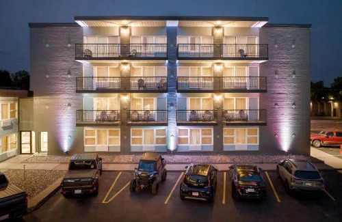 Rhinelander Hotel | Discover Clarion Pointe Rhinelander with Pool & Ocean View