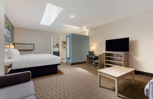 Tomah Hotel | Cozy Stay at Clarion Pointe Tomah with Pool & Breakfast