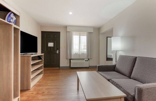 Tomah Hotel | Cozy Stay at Clarion Pointe Tomah with Pool & Breakfast