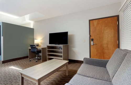 Tomah Hotel | Cozy Stay at Clarion Pointe Tomah with Pool & Breakfast