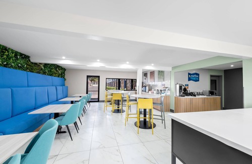 Shreveport Hotel | Cozy Stay at Merryton Inn with Pool and Breakfast