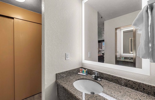 Wenatchee Hotel | Inviting Wenatchee Inn: Pet-Friendly with Pool & Spa