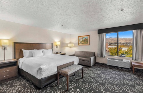 Wenatchee Hotel | Inviting Wenatchee Inn: Pet-Friendly with Pool & Spa