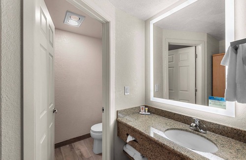 Wenatchee Hotel | Inviting Wenatchee Inn: Pet-Friendly with Pool & Spa
