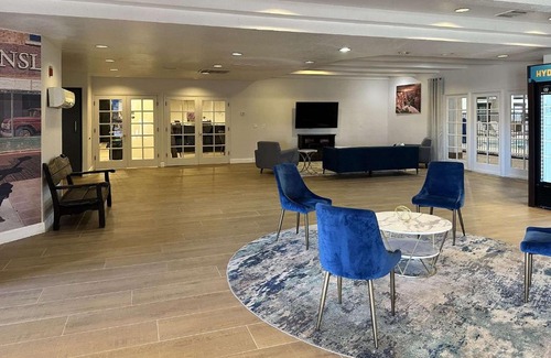 Winslow Hotel | Cozy Clarion Pointe Winslow I-40: Pet-Friendly Retreat