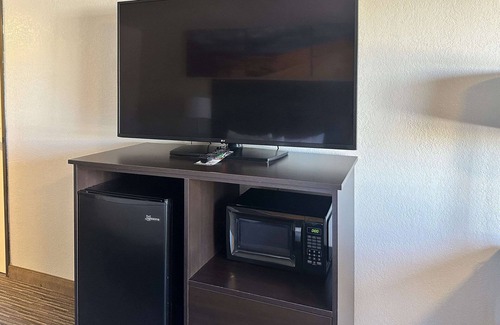 Winslow Hotel | Comfortable Stay at Clarion Pointe Winslow with Pool & Spa