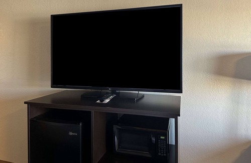 Winslow Hotel | Comfortable Stay at Clarion Pointe Winslow with Pool & Spa
