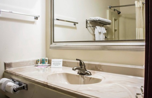 Winslow Hotel | Comfortable Stay at Clarion Pointe Winslow with Pool & Spa