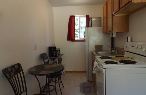 Clark Fork Hotel | Experience Clark Fork Lodge: Oceanfront with Pool & Breakfast