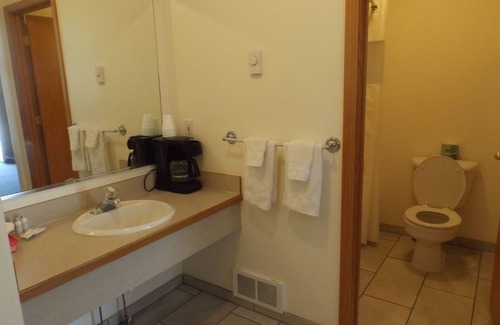 Clark Fork Hotel | Experience Clark Fork Lodge: Oceanfront with Pool & Breakfast