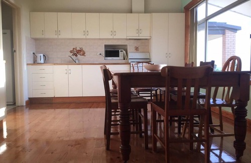 Lacepede House | Cozy Clarkeys by the Beach: Accessible Retreat with Kitchen
