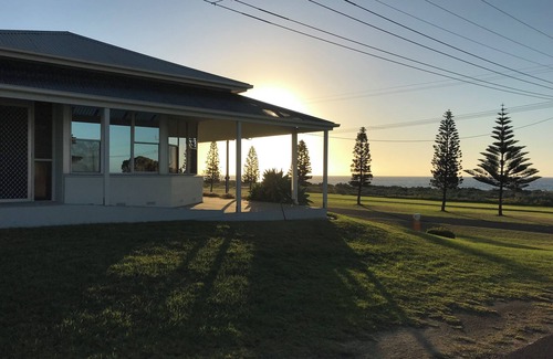 Lacepede House | Cozy Clarkeys by the Beach: Accessible Retreat with Kitchen