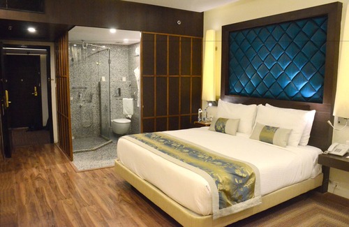 Auli Hotel | Inviting Clarks Avadh: Enjoy Poolside Relaxation & Dining