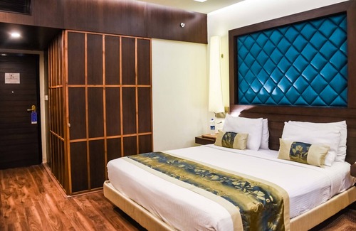 Auli Hotel | Inviting Clarks Avadh: Enjoy Poolside Relaxation & Dining
