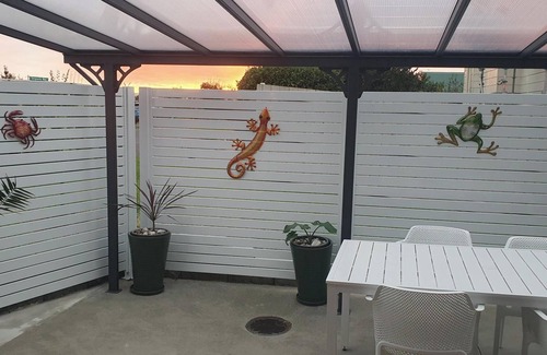 Clarks Beach Apartment | Clarks Beach Getaway: Modern 2-Bed Apartment Near Golf