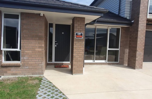 Clarks Beach Apartment | Clarks Beach Getaway: Modern 2-Bed Apartment Near Golf