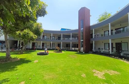 Dhanauli Hotel | Clarks inn Bichpuri Agra