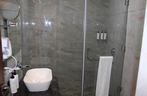Dhanauli Hotel | Clarks inn Bichpuri Agra