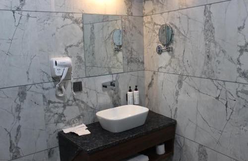 Dhanauli Hotel | Clarks inn Bichpuri Agra