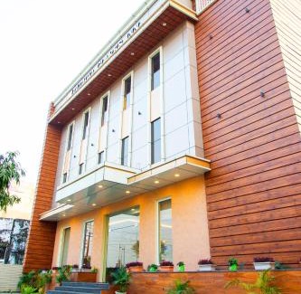 Palia Hotel | Discover Clarks Inn Dudhwa: Pet-Friendly & Family Fun