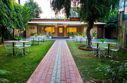Palia Hotel | Discover Clarks Inn Dudhwa: Pet-Friendly & Family Fun