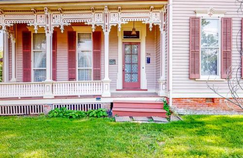 Springfield House | Comfortable Stay at Clarkson W Freeman House - Family Friendly