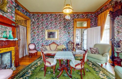 Springfield House | Comfortable Stay at Clarkson W Freeman House - Family Friendly
