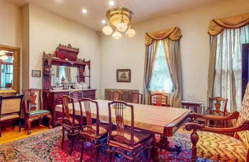 Springfield House | Comfortable Stay at Clarkson W Freeman House - Family Friendly