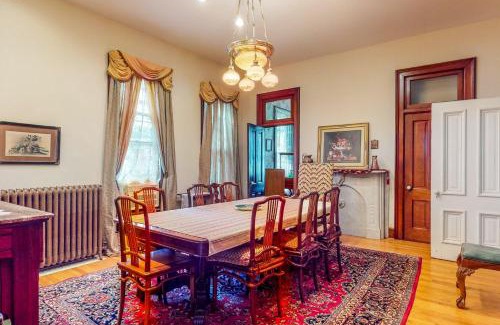 Springfield House | Comfortable Stay at Clarkson W Freeman House - Family Friendly