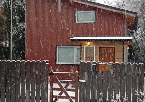 San Carlos de Bariloche House | Pet-Friendly Escape at Claro del Bosque - Oceanfront Bliss