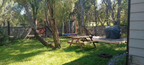San Carlos de Bariloche House | Pet-Friendly Escape at Claro del Bosque - Oceanfront Bliss