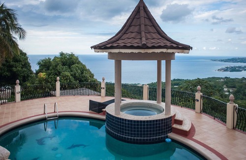 Reading Villa | Welcoming Clarridge Hall Guesthouse with Pool and Breakfast