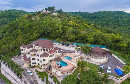 Reading Villa | Welcoming Clarridge Hall Guesthouse with Pool and Breakfast