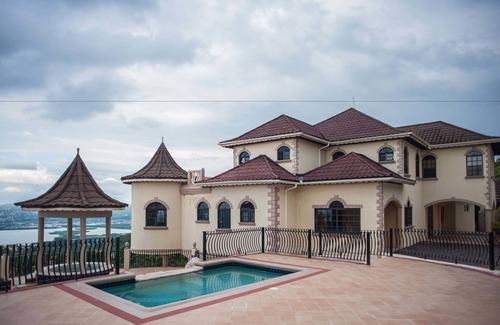 Reading Villa | Welcoming Clarridge Hall Guesthouse with Pool and Breakfast