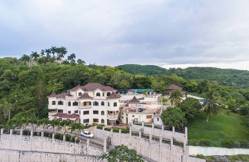 Reading Villa | Welcoming Clarridge Hall Guesthouse with Pool and Breakfast