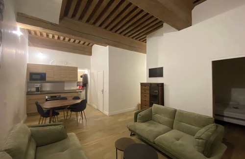 Terreaux - Bat d'argent Apartment | Explore Presqu'ile Saint Nizier in the Heart of Lyon