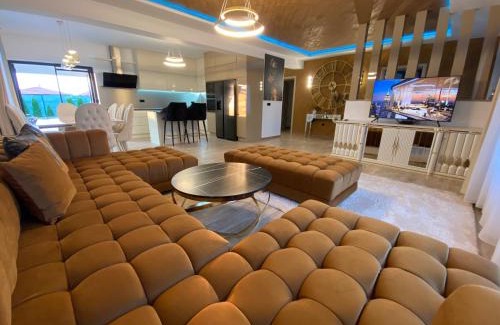 Satu Mare Villa | Elegant Oceanfront Stay at Class Luxury Residence