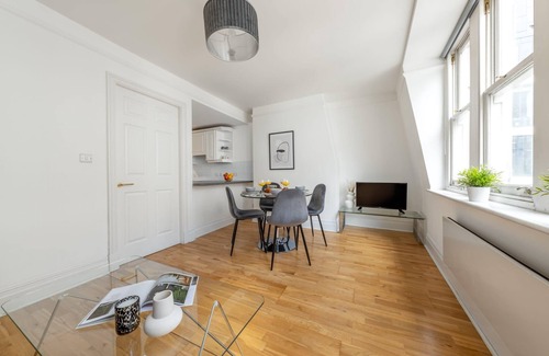 The City of London Apartment | Elegant 1 Bedroom in Central Holborn, London - Rated 10/10