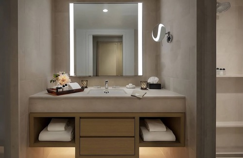 Boston Hotel | Cozy 1 Bedroom Suite at The Newbury Boston - Pet Friendly!
