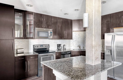 Barton Heights Apartment | Classic Barton Springs 2BR w/ W/D, Gym & Pool nr Town Lake, by Blueground