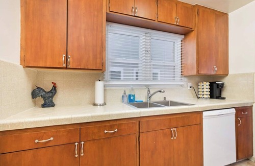 Central Mission Beach Cottage | Beach Cottage Retreat: Oceanfront Bliss & Family Friendly